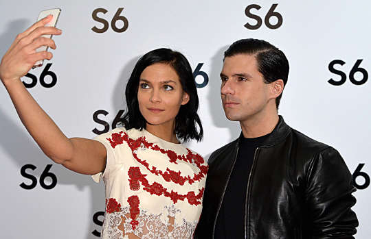 삼성전자가 지난 7일(현지시간) 프랑스 파리 포시즌 호텔에서 글로벌 톱 패션 미디어의 에디터와 셀레브리티 1백여명을 초대해 '테이스팅 나잇 위드 갤럭시(Tasting Night with Galaxy)' 행사를 열었다고 밝혔다. 사진은 모델 겸 DJ 리 르작(왼쪽), DJ 조던 니콜이 제품을 체험해 보는 모습.